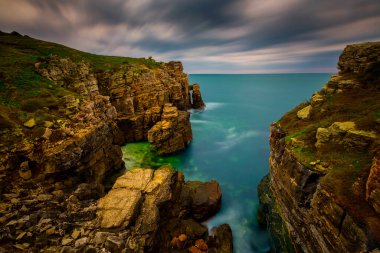 Deniz Taşları, Kayalık Deniz, Kefken'de güzel kayalıklar, Kerpe, Sakarya, Türkiye. Muhteşem gökyüzü ile Kayalar ve Deniz ile Manzara ve deniz manzarası. Kerpe Kalesi Harabeleri.