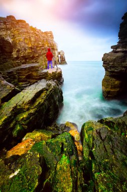 Deniz Taşları, Kayalık Deniz, Kefken'de güzel kayalıklar, Kerpe, Sakarya, Türkiye. Muhteşem gökyüzü ile Kayalar ve Deniz ile Manzara ve deniz manzarası. Kerpe Kalesi Harabeleri.