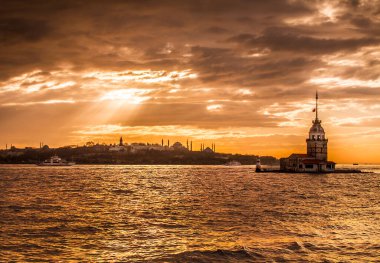 İstanbul, Türkiye. İstanbul, Türkiye 'nin ünlü Maiden' s Tower (Kiz Kulesi) simgesi ile Boğaz 'da gün batımı. Sahne yolculuğu arkaplanı.
