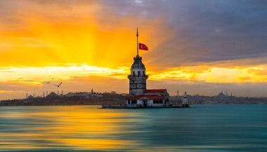 İstanbul, Türkiye. İstanbul, Türkiye 'nin ünlü Maiden' s Tower (Kiz Kulesi) simgesi ile Boğaz 'da gün batımı. Sahne yolculuğu arkaplanı.