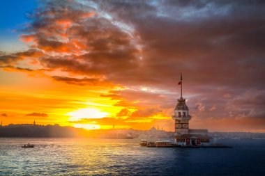 İstanbul, Türkiye. İstanbul, Türkiye 'nin ünlü Maiden' s Tower (Kiz Kulesi) simgesi ile Boğaz 'da gün batımı. Sahne yolculuğu arkaplanı.