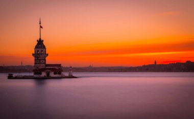 İstanbul, Türkiye. İstanbul, Türkiye 'nin ünlü Maiden' s Tower (Kiz Kulesi) simgesi ile Boğaz 'da gün batımı. Sahne yolculuğu arkaplanı.