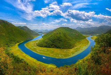 Kotor, Karadağ. Kotor Körfezi, Adriyatik Denizi 'nin en güzel yerlerinden biridir. Venedik' in korunmuş kalesi, eski küçük köyleri, ortaçağ kasabaları ve manzaralı dağlarıyla övünür..