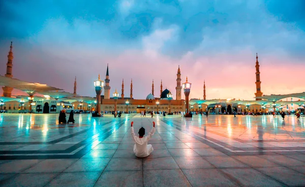 Medine, Al-Madinah Al-Munawwarah, Suudi Arabistan -: Gün batımında El-Mescid an Nabawi Medine Büyük Camisi