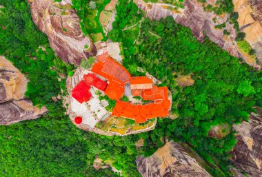Yunanistan 'ın Meteora kentindeki kaya manastırlarının üzerinde esrarengiz asılı duruyor