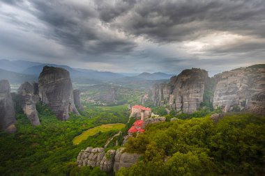 Yunanistan 'ın Meteora kentindeki kaya manastırlarının üzerinde esrarengiz asılı duruyor