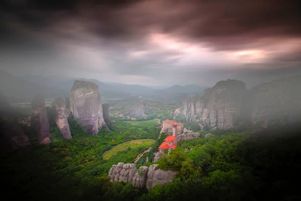 Yunanistan Meteora Kentindeki Kaya Manastırlarının Üzerinde Esrarengiz Asılı Duruyor — Stok fotoğraf