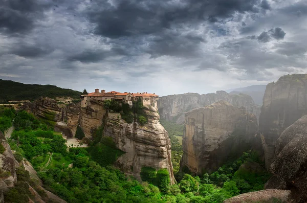 Mysterieus Hangend Boven Rotskloosters Van Meteora Griekenland — Stockfoto