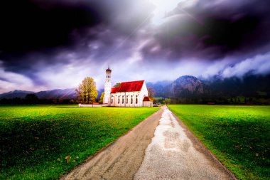 Dünyaca ünlü Neuschwanstein Kalesi 'nin güzel manzarası, 19. yüzyıl Romanesk Diriliş Sarayı Kral II. Ludwig için Almanya' nın güneybatı Bavyera, Fussen yakınlarındaki engebeli bir uçuruma inşa edildi.