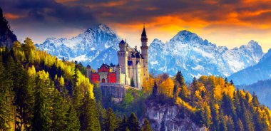Dünyaca ünlü Neuschwanstein Kalesi 'nin güzel manzarası, 19. yüzyıl Romanesk Diriliş Sarayı Kral II. Ludwig için Almanya' nın güneybatı Bavyera, Fussen yakınlarındaki engebeli bir uçuruma inşa edildi.