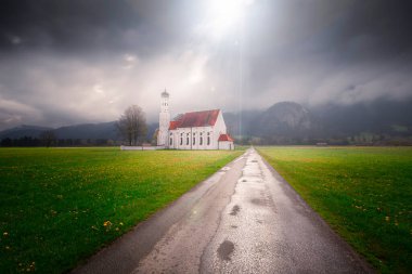 Dünyaca ünlü Neuschwanstein Kalesi 'nin güzel manzarası, 19. yüzyıl Romanesk Diriliş Sarayı Kral II. Ludwig için Almanya' nın güneybatı Bavyera, Fussen yakınlarındaki engebeli bir uçuruma inşa edildi.