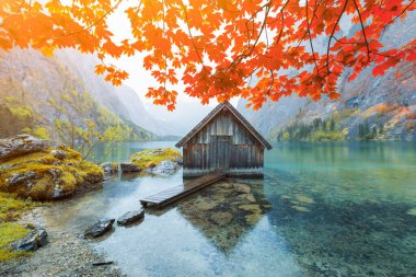 Konigsee Gölü kıyısında ahşap evler