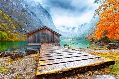 Konigsee Gölü kıyısında ahşap evler