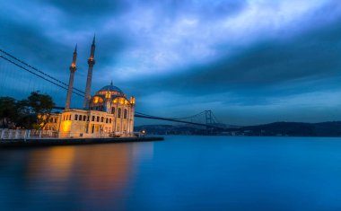 Güneş doğarken İstanbul 'daki Ortakoy Camii ve Boğaz köprüsü, Türkiye
