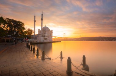 Güneş doğarken İstanbul 'daki Ortakoy Camii ve Boğaz köprüsü, Türkiye