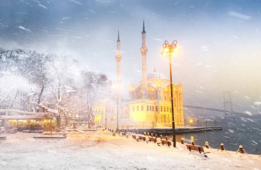 Güneş doğarken İstanbul 'daki Ortakoy Camii ve Boğaz köprüsü, Türkiye