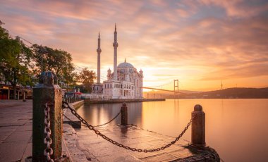 Güneş doğarken İstanbul 'daki Ortakoy Camii ve Boğaz köprüsü, Türkiye