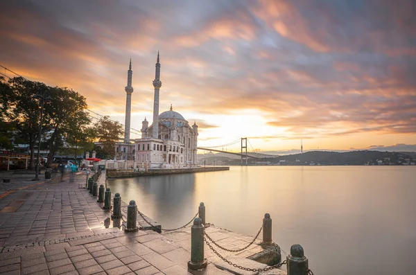 Güneş doğarken İstanbul 'daki Ortakoy Camii ve Boğaz köprüsü, Türkiye