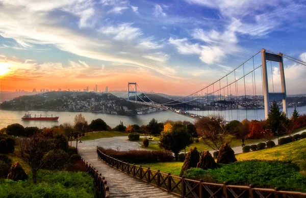 İstanbul 'daki Otagtepe Parkı' ndan Fatih Sultan Mehmet Köprüsü manzarası