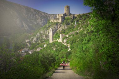 Bosna-Hersek 'teki Pocitelj kenti ve Neretva nehrinin gerçek insansız hava aracı manzarası
