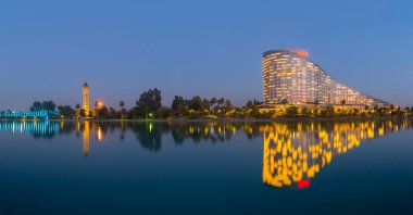 Adana, Türkiye 'deki Sabanc Merkez Camii (İngilizce: Sabanc Central Camii). Cami, Türkiye 'nin en büyük ikinci camii ve Adana kentinin simgesidir.