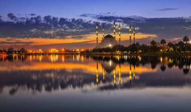Adana, Türkiye 'deki Sabanc Merkez Camii (İngilizce: Sabanc Central Camii). Cami, Türkiye 'nin en büyük ikinci camii ve Adana kentinin simgesidir.