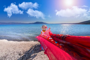 Salda Gölü bir turkuaz krater gölüdür. Burdur 'daki Jezero Krateri ve Salda Gölü benzer coğrafi özelliklere sahiptir ve Türkiye' nin Maldivleri olarak bilinir..