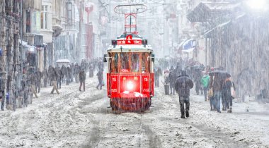 Eski tramvay Taksim Meydanı 'na doğru Isteklal Caddesi boyunca ilerliyor. İstanbul Sembolü