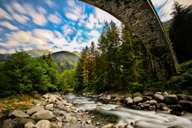 Eski taş köprüler ve gelip geçen insanlar