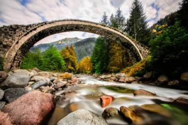 Eski taş köprüler ve gelip geçen insanlar