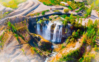 Uzundere 'deki Tortum (Uzundere) şelalesinin panoramik görüntüsü. Tortum, Erzurum, Türkiye 'deki Tortum Şelalesi manzarası. Dünyanın güzelliğini ve vahşi yaşamını keşfedin..