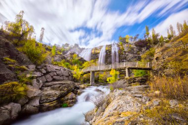 Uzundere 'deki Tortum (Uzundere) şelalesinin panoramik görüntüsü. Tortum, Erzurum, Türkiye 'deki Tortum Şelalesi manzarası. Dünyanın güzelliğini ve vahşi yaşamını keşfedin..