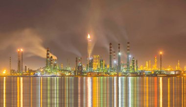 İzmit, Kocaeli, Türkiye 'deki TÜPRAS (Türk Petrol Rafineri Şirketi). TÜPRAS tesislerinin gün batımı görüntüsü.