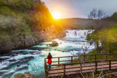 Bosna-Hersek 'in Kulen Vakuf kenti yakınlarındaki Una Ulusal Parkı' nda çağlayan Strbacki buk şelaleli Una kanyonu