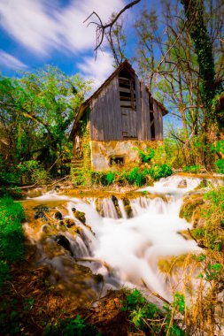 Bosna-Hersek 'in Kulen Vakuf kenti yakınlarındaki Una Ulusal Parkı' nda çağlayan Strbacki buk şelaleli Una kanyonu