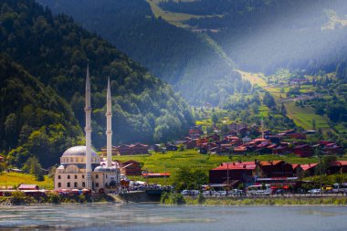 Trabzon 'un Uzungol Dağı köyü. (Uzun Göl)
