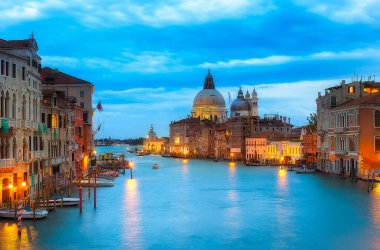 Venedik 'te Büyük Kanal ve Bazilika Santa Maria della Salute manzarası