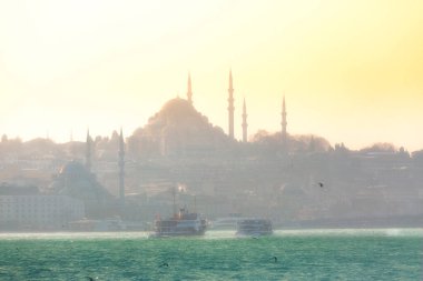 Günbatımı İstanbul, Türkiye 'de Süleyman Camii (Osmanlı İmparatorluğu Camii) ile birlikte. İstanbul 'daki Galata Köprüsü' nden görüntü.