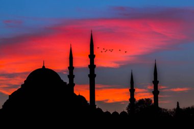 Günbatımı İstanbul, Türkiye 'de Süleyman Camii (Osmanlı İmparatorluğu Camii) ile birlikte. İstanbul 'daki Galata Köprüsü' nden görüntü.