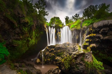Yerkopru Şelalesi ve Göksu Nehri üzerindeki kanyon, Türkiye 'nin Doğu Akdeniz bölgesindeki Konya ilinin Hadim ilçesinde yer almaktadır. Harika şelale.