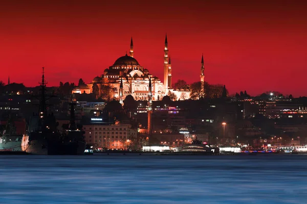 日落在土耳其伊斯坦布尔的苏莱曼尼亚清真寺 奥斯曼帝国清真寺 伊斯坦布尔Galata桥的景色 — 图库照片