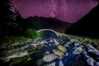 Yıldız ve Samanyolu dünyanın çeşitli yerlerinde özel bir teknikle fotoğraflandı.