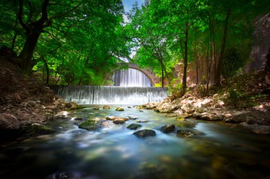 Paleokarya, eski, taş, iki şelaleler arasında köprü kemerli. Tırhala ili, Thessaly, Yunanistan