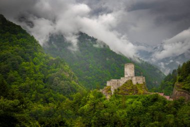 Çamlıhemşin, Rize, Türkiye Zil Kalesi, Ayrıca Zilkale Kalesi olarak da bilinir. Zilkale Kalesi