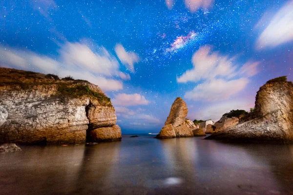 Star and Milky Way photographs photographed with a special technique in various parts of the world