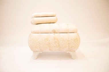 Beyaz arkaplan önünde şık demet