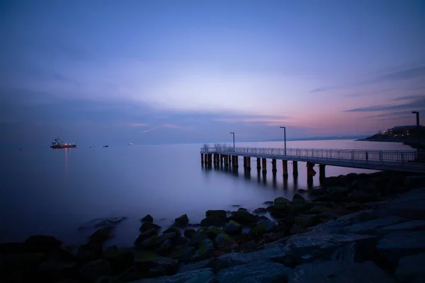 Gammal Liten Brygga Havet Lång Exponering Bild Dramatisk Solnedgång Eller — Stockfoto