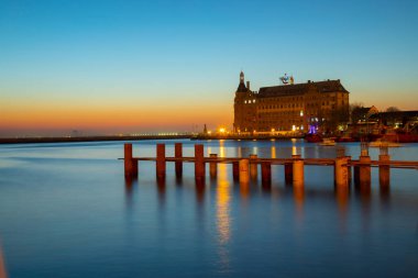 Haydarpaşa tren istasyonu. Farklı açılardan ve farklı fotoğrafçılık teknikleriyle çekilmiş.