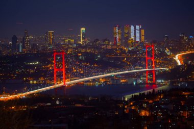İstanbul Boğazı Köprüsü, gece. 15 Temmuz Şehitler Köprüsü. İstanbul / Türkiye.