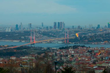 İstanbul Boğazı Köprüsü, gece. 15 Temmuz Şehitler Köprüsü. İstanbul / Türkiye.